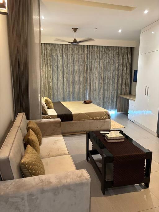 Countryside Luxury Suites - Supernova Noida Ню Делхи Екстериор снимка