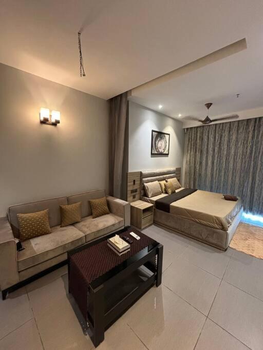 Countryside Luxury Suites - Supernova Noida Ню Делхи Екстериор снимка